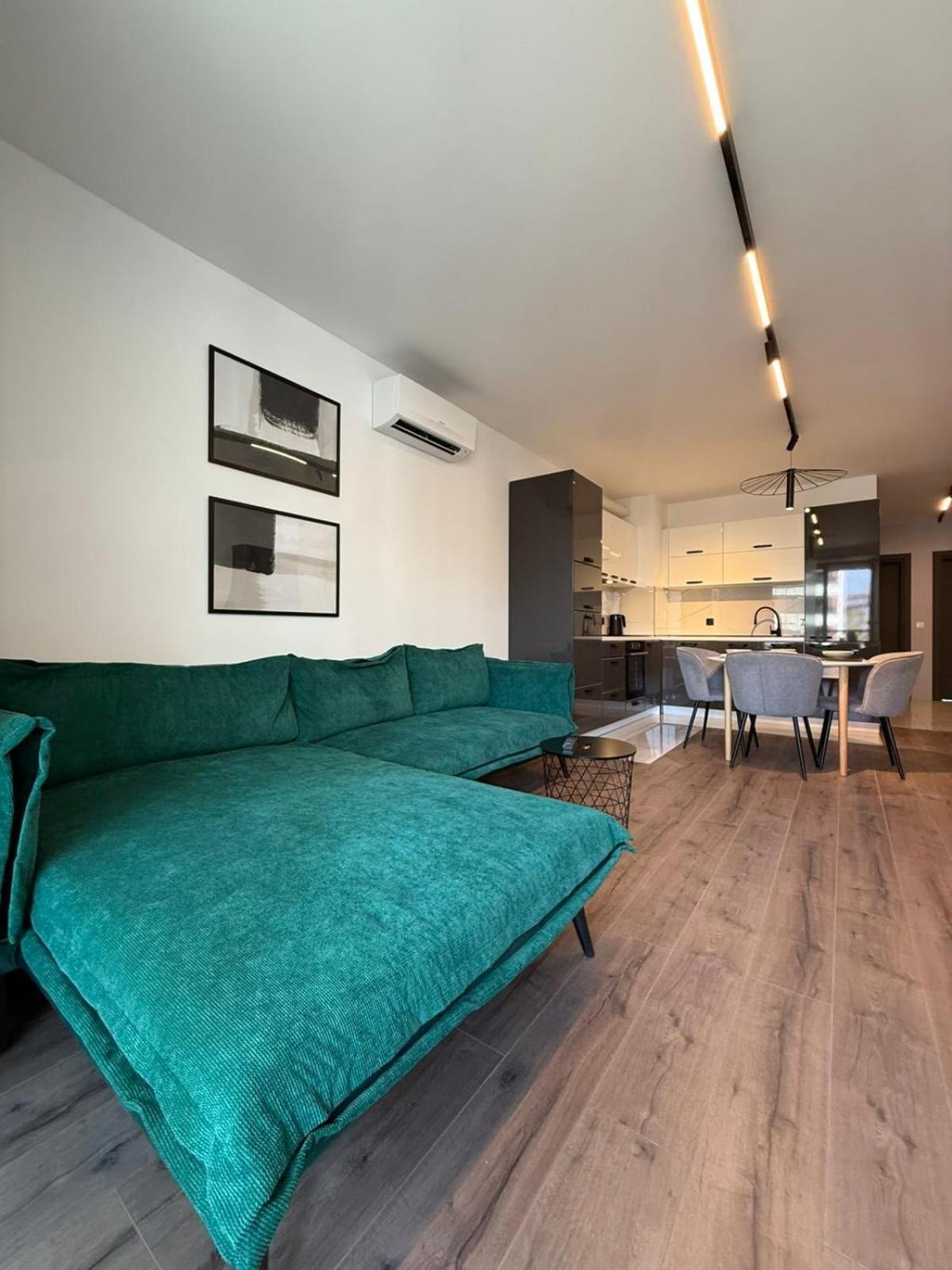 Brand-new 2 Bedroom In With Free Private Parking Апартамент *