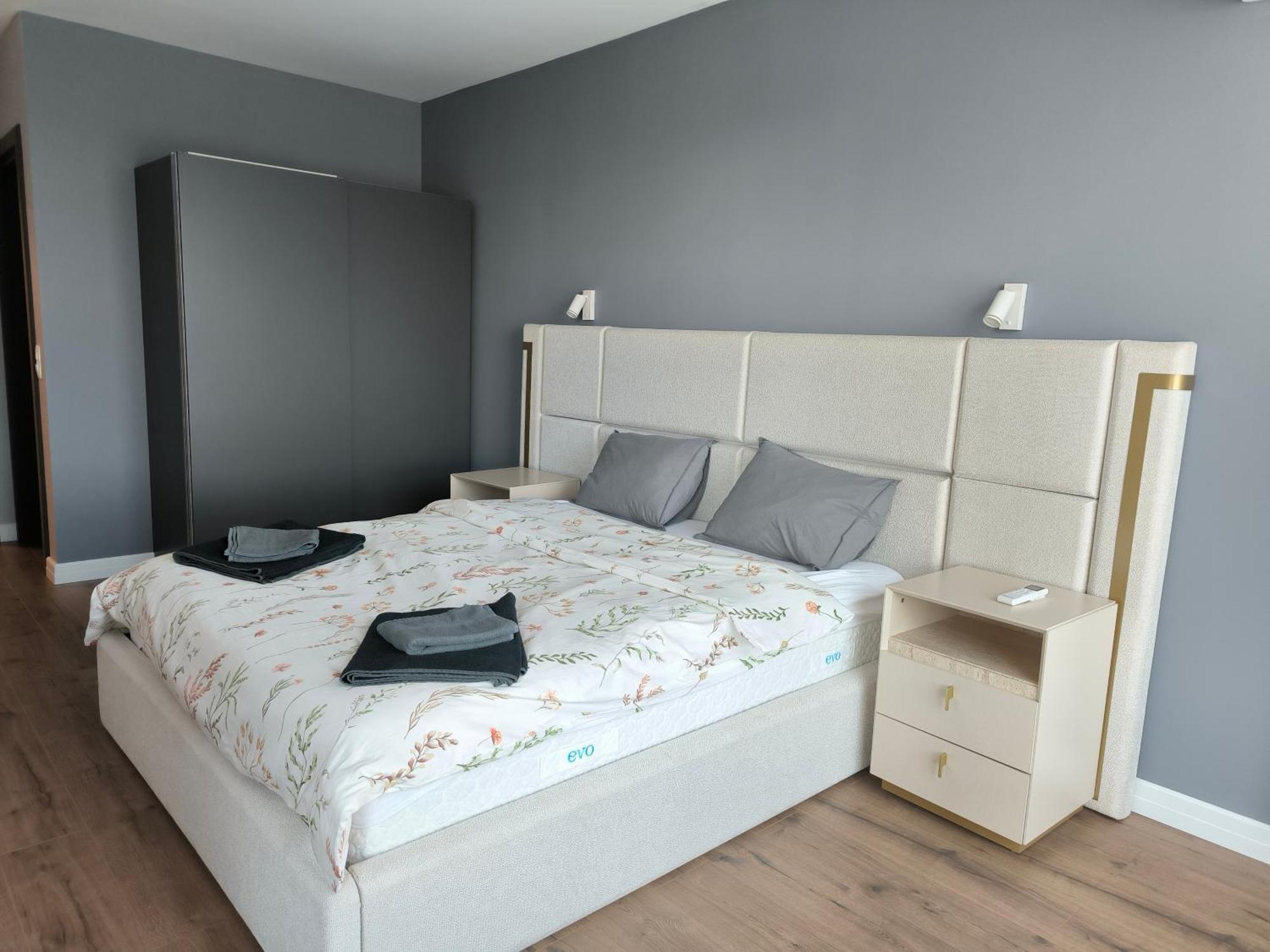 Brand-new 2 Bedroom In With Free Private Parking Апартамент *
