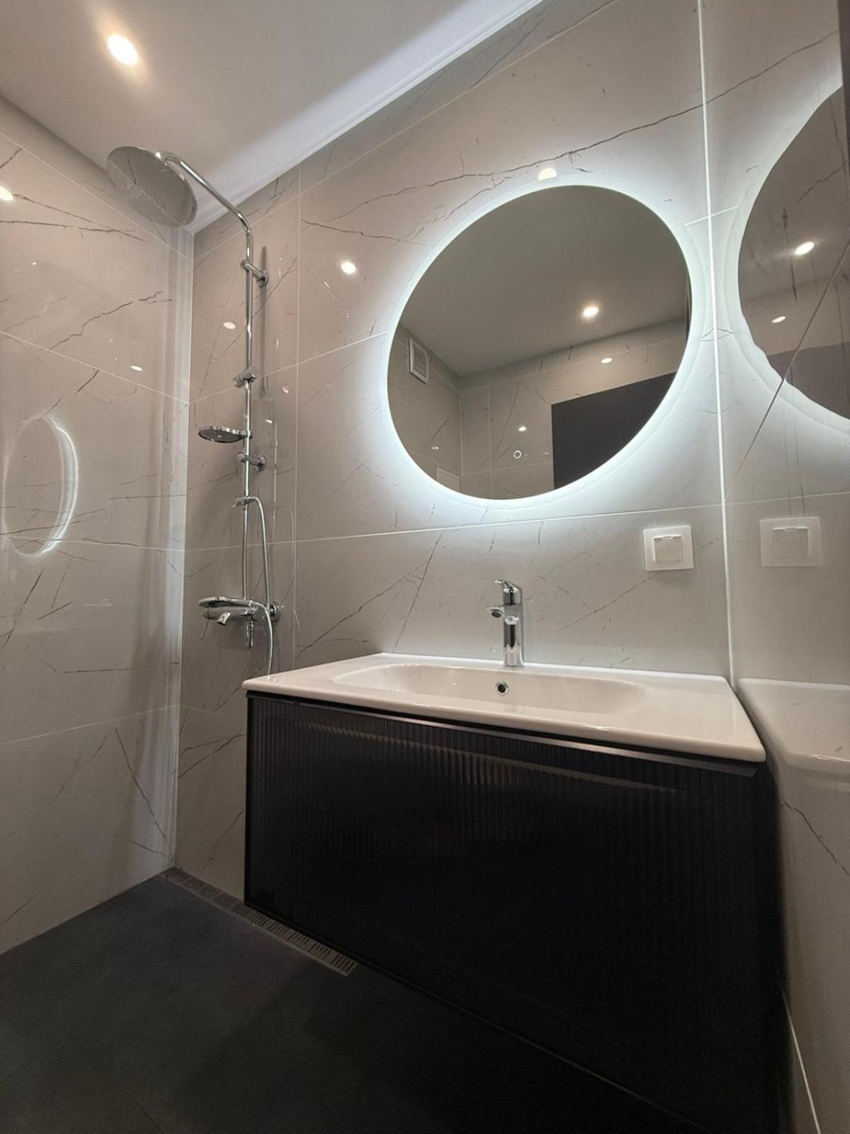 Brand-new 2 Bedroom In With Free Private Parking